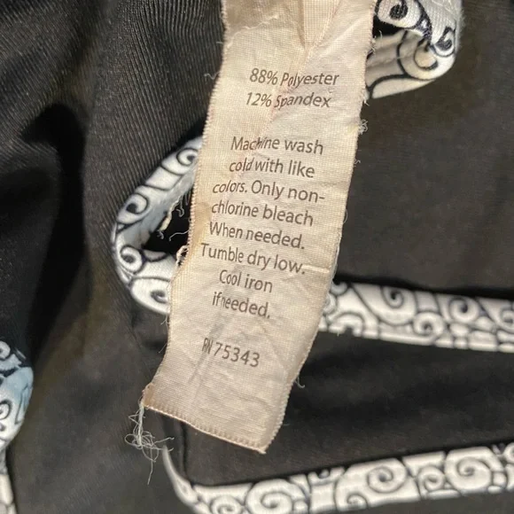 Shanghai red activewear tank. With built-in bra   Size medium. - Picture 9 of 12